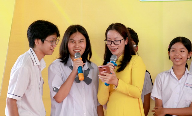 Học sinh tham dự chương trình "Cùng bạn chọn nghề tương lai". Ảnh: XUÂN HOÀN 