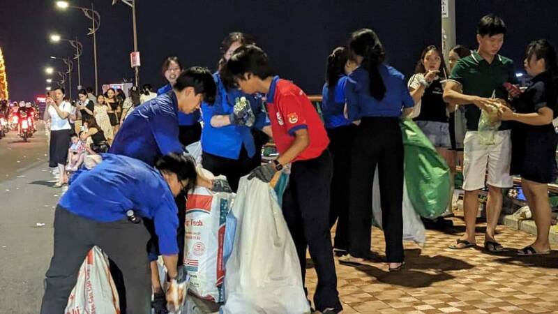 Các đội thanh niên tình nguyện không ngại đêm khuya để nhặt rác. Ảnh: Nguyễn Linh