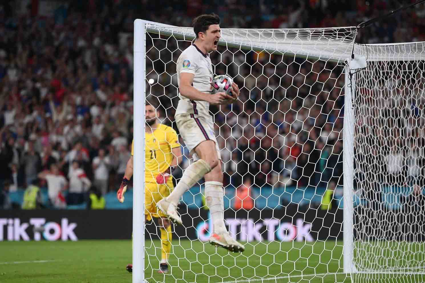 Harry Maguire ăn mừng khi ghi bàn trên chấm luân lưu trong trận chung kết EURO 2020. Ảnh: AFP