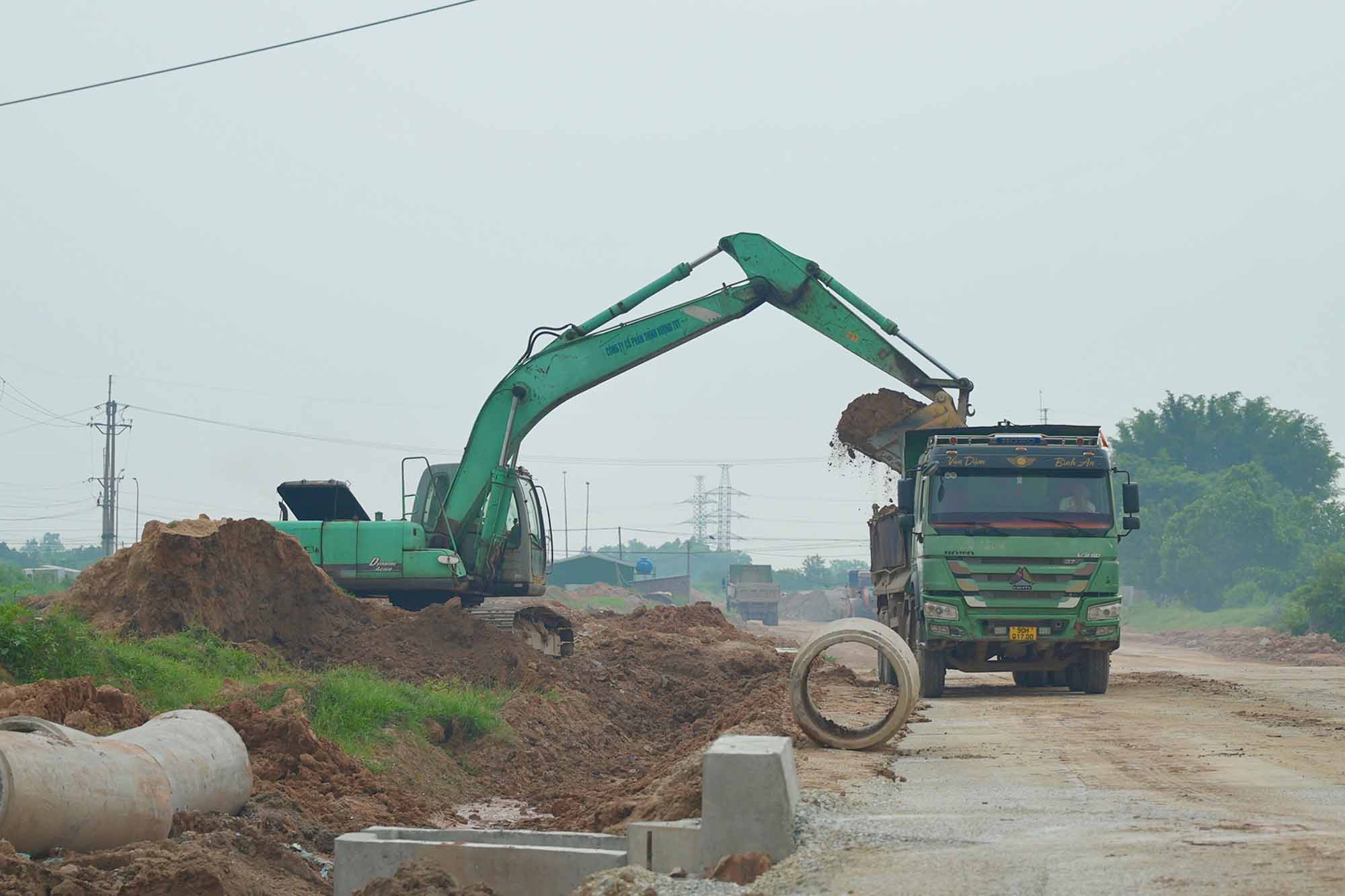 Các nhà thầu đang triển khai thi công đường song hành, chừa lại phần đất ở giữa cho dự án BOT cầu cạn cao tốc. Ảnh: Hữu Chánh