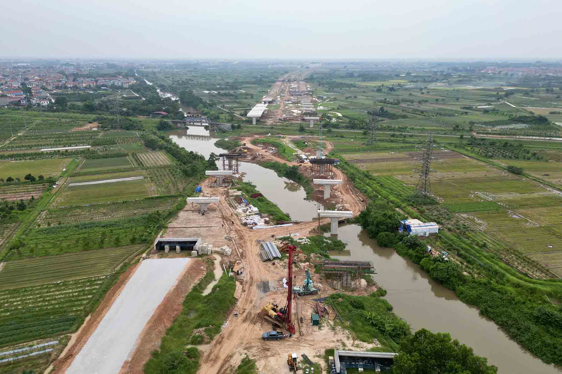 Những ngày này, không khí thi công Vành đai 4 Mê Linh rất sôi động. Hàng trăm công nhân, máy móc, thiết bị làm việc từ sáng đến chiều muộn. Trong ảnh là công trường xây dựng cầu vượt đường sắt (xã Kim Hoa, Mê Linh). Ảnh: Hữu Chánh