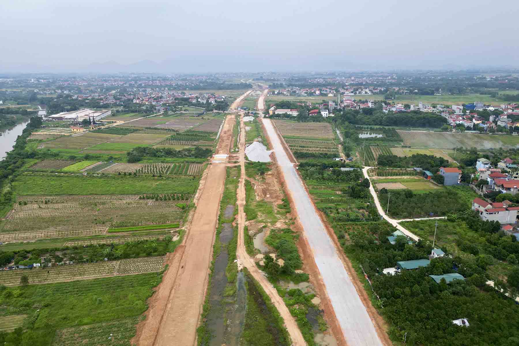 Vành đai 4 đoạn qua huyện Mê Linh (Hà Nội) có tổng chiều dài hơn 11km. Đoạn của tuyến ngang cánh đồng xã Kim Hoa đã lộ diện hình hài sau một năm thi công. 