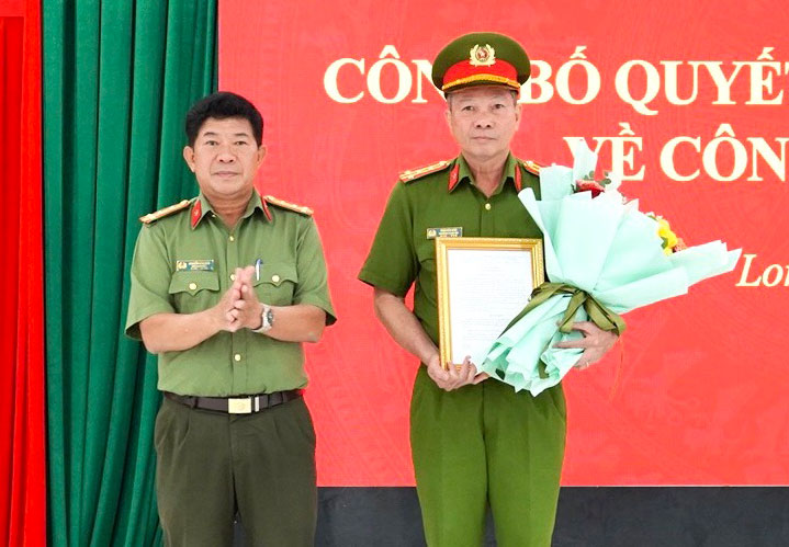 Đại tá Thái Hữu Đức (phải) tại buổi nhận quyết định điều động, bổ nhiệm. Ảnh: Công an tỉnh Long An