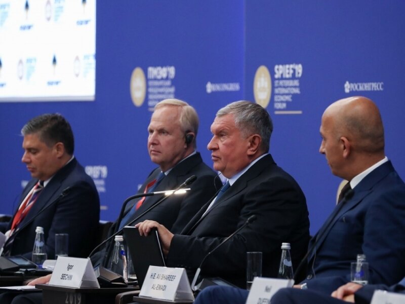 CEO hãng dầu hàng đầu Nga Rosneft Igor Sechin (thứ 2 từ phải sang) tại diễn đàn SPIEF 2024. Ảnh: Rosneft 