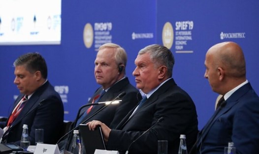 CEO hãng dầu hàng đầu Nga Rosneft Igor Sechin (thứ 2 từ phải sang) tại diễn đàn SPIEF 2024. Ảnh: Rosneft 
