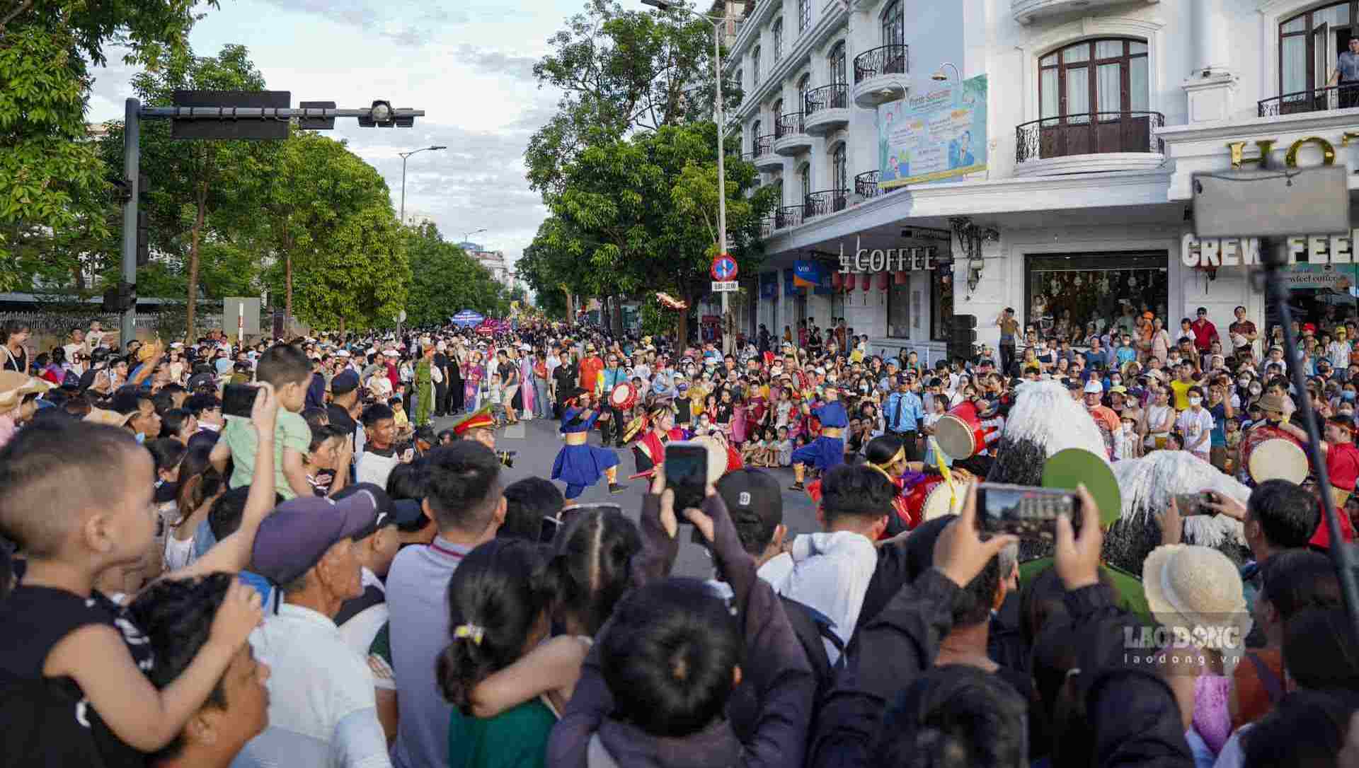 Hàng ngàn người dân, du khách đổ xô ra đường xem biểu diễn đường phố.