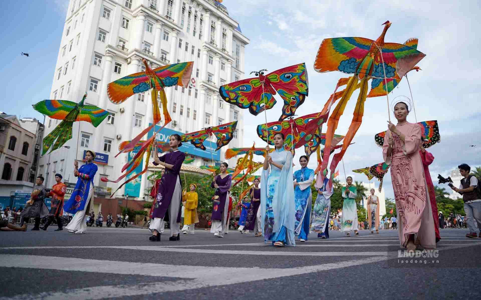 Năm nay, chương trình Lễ hội đường phố có sự tham gia của hơn 500 nghệ sĩ trong và ngoài nước.