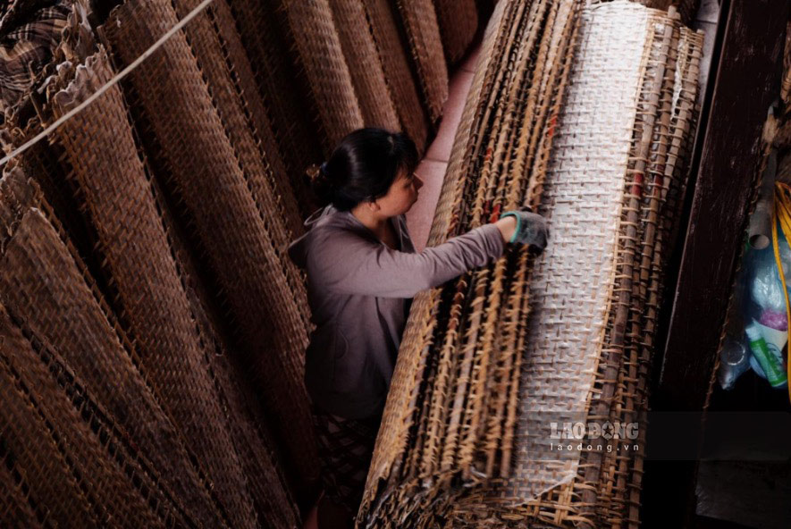 Những đôi tay chai sạn đang miệt mài bên bếp than nướng, thoăn thoắt trộn bột, tráng bánh. Ảnh: Trang My