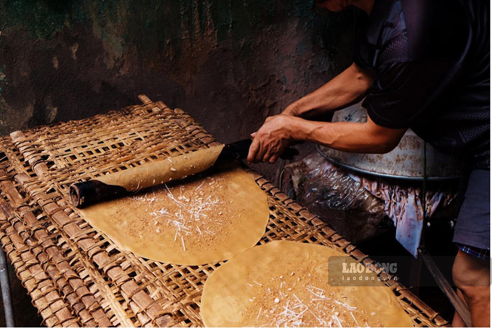Mẻ bánh đa dừa vàng ruộm từ khi tráng. Ảnh: Trang My