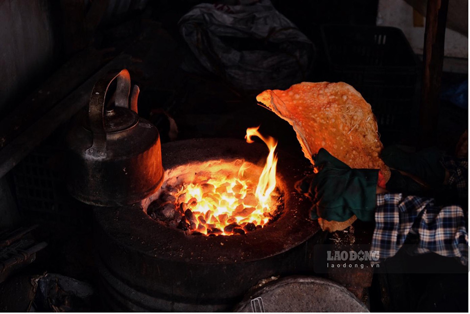 Bánh đa Thổ Hà nướng trên bếp than hồng. Ảnh: Trang My