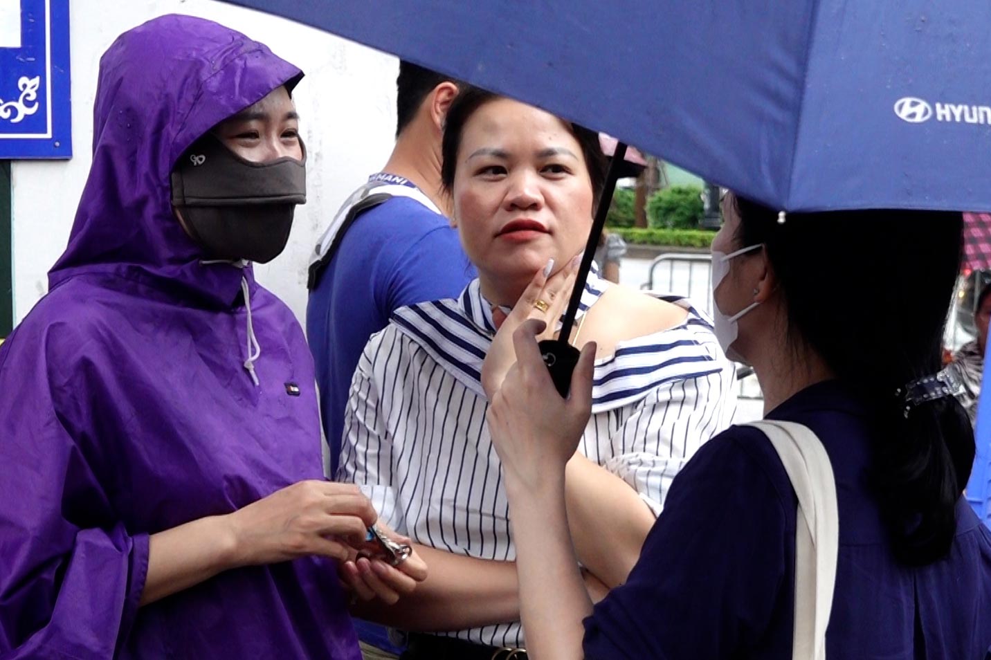 Chị Nguyễn Thị Thu Thuỷ - phụ huynh học sinh tại quận Cầu Giấy - cho biết, vì trời mưa lớn nên gia đình chủ động đưa con tới trường thi từ sớm, tránh sự cố tắc đường hay ngập úng khó di chuyển.