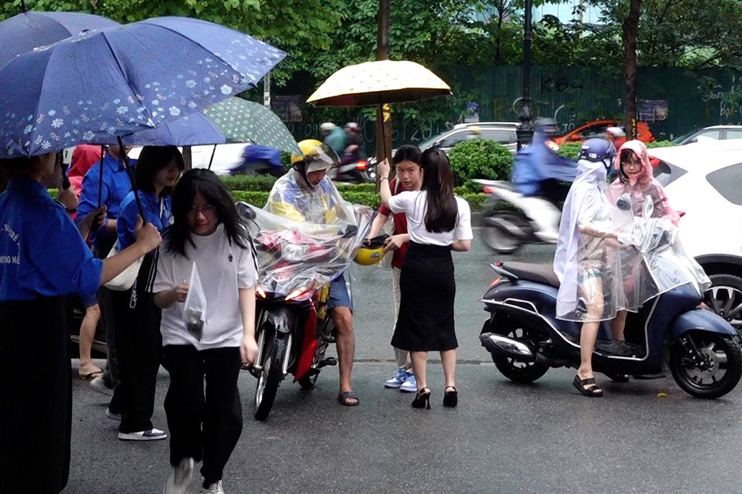 Tại điểm thi Trường THCS Yên Hoà (Cầu Giấy), các tình nguyện viên có mặt từ rất sớm để hỗ trợ thí sinh vào trường thi.