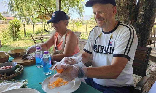 Khách tàu biển hào hứng khám phá đồng quê Nha Trang. Ảnh: Hữu Long