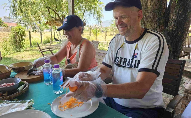 Khách tàu biển hào hứng khám phá đồng quê Nha Trang. Ảnh: Hữu Long