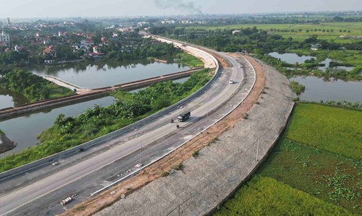 Quốc lộ 21B đoạn qua xã Hòa Xá (huyện Ứng Hòa, Hà Nội) đang được mở rộng. Ảnh: Hữu Chánh