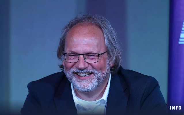 Huấn luyện viên tuyển Philippines Tom Saintfiet muốn cùng đội nhà đánh bại tuyển Indonesia, nhưng không phải vì muốn giúp tuyển Việt Nam. Ảnh: Rappler