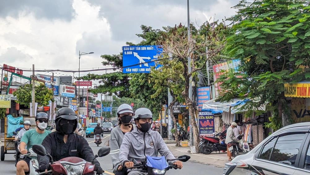 Tương tự trên đường Kha Vạn Cân (TP Thủ Đức) tình trạng cây khô héo, kém sức sống vẫn còn. Các cây này nằm xen kẻ với các cây xanh tốt, sinh trưởng bình thường. Ảnh: Anh Tú