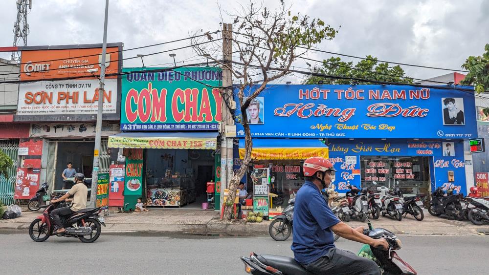 Chứng kiến cảnh nhiều cây xanh bất ngờ bị héo lá, chết khô, nhiều người dân bày tỏ sự lo lắng. Bà Nguyễn Thị Cẩm (40 tuổi, ngụ TP Thủ Đức) cho hay: “Cây xanh là lá phổi của thành phố, nếu chúng dần mất đi thì thật sự đáng lo ngại. Những ngày này, thời tiết dần nóng hơn, có cây xanh che mát thì đỡ biết bao nhiêu. Tôi mong thành phố nhanh chóng hồi phục để đem lại sự trong lành, mát mẻ cho nơi đây”. Ảnh: Anh Tú