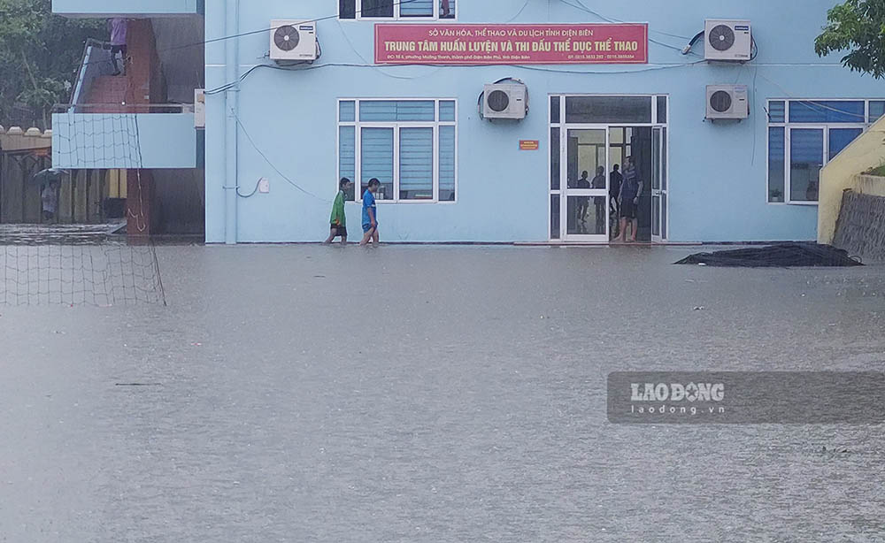 Tại khu vực trung tâm huấn luyện bên trong sân vận động tỉnh Điện Biên cũng ngập sâu 60-70cm.
