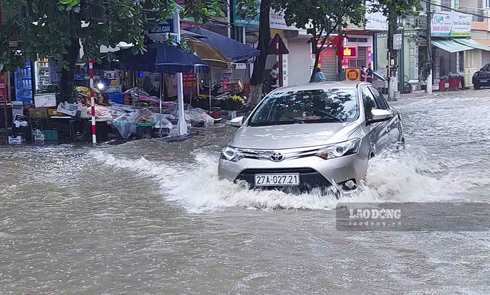 Đoạn đường tại cổng chợ Trung tâm 3, thuộc tổ dân phố 9, phường Mường Thanh, TP Điện Biên Phủ cũng ngập rất nặng.