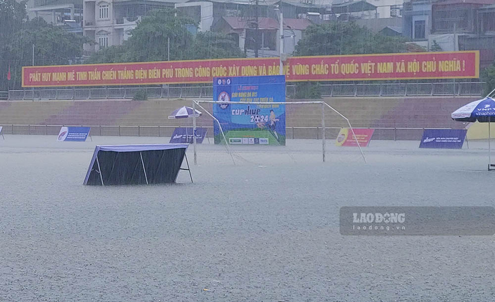 Theo ghi nhận của PV Báo Lao Động, sáng 9.6, sân vận động tỉnh Điện Biên ngập sâu trong nước.