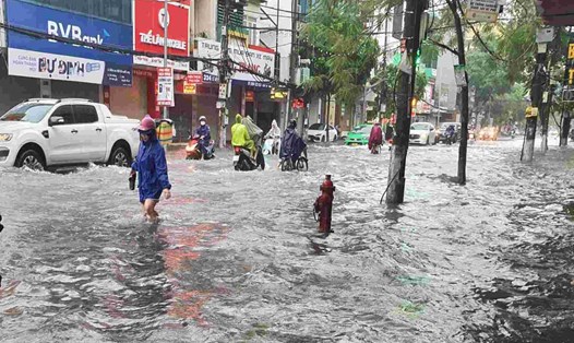 Đường phố Hải Phòng biến thành sông sau trận mưa như trút nước. Ảnh: Mai Chi 