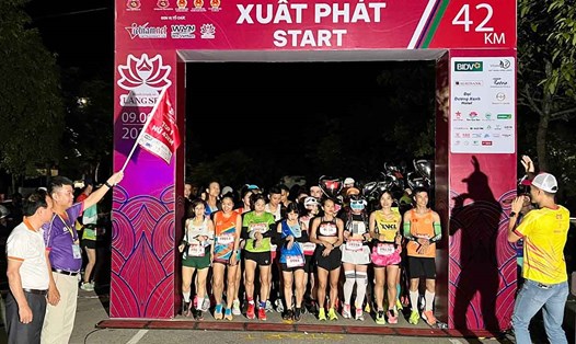 Giải marathon Hành trình về Làng Sen thu hút hơn 3.200 vận động viên đến từ các tỉnh, thành trong nước. Ảnh: Quốc Huy