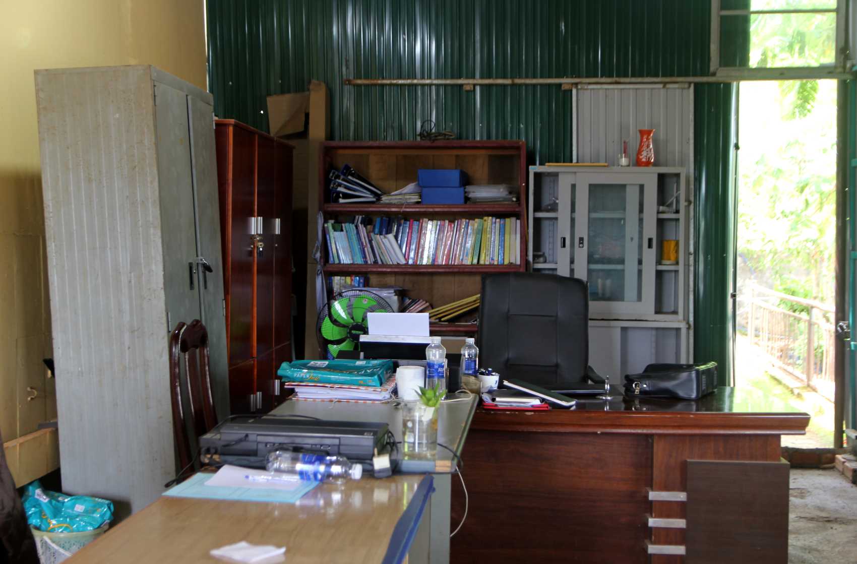 Trong phòng làm việc ở Trung tâm Giáo dục nghề nghiệp - Giáo dục thường xuyên huyện Đắk Song chỉ có vài tủ để tài liệu sơ sài, không đáp ứng đủ nhu cầu công việc. Ảnh: Bảo Lâm