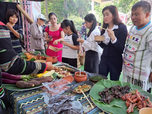 Nhiều du khách thích thú trải nghiệm ẩm thực bản địa. Ảnh: Trần Thảo
