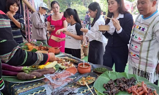 Nhiều du khách thích thú trải nghiệm ẩm thực bản địa. Ảnh: Trần Thảo