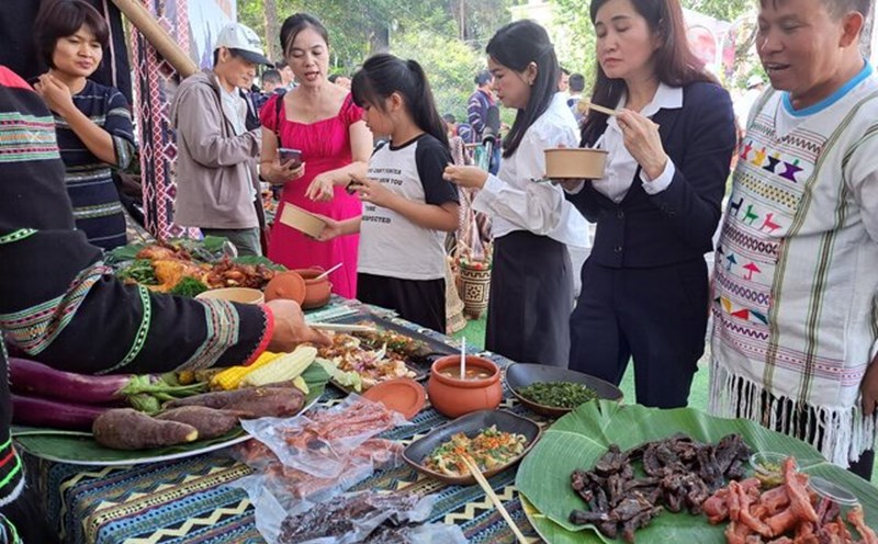 Nhiều du khách thích thú trải nghiệm ẩm thực bản địa. Ảnh: Trần Thảo