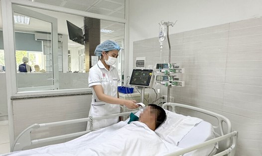 Chăm sóc người bệnh bị nhiễm độc thức ăn. Ảnh: BVCC