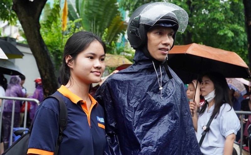 Nhiều thí sinh rời phòng thi với tâm trạng thoải mái và nhận xét đề thi môn Toán khá “dễ thở“. Ảnh: Vân Trang