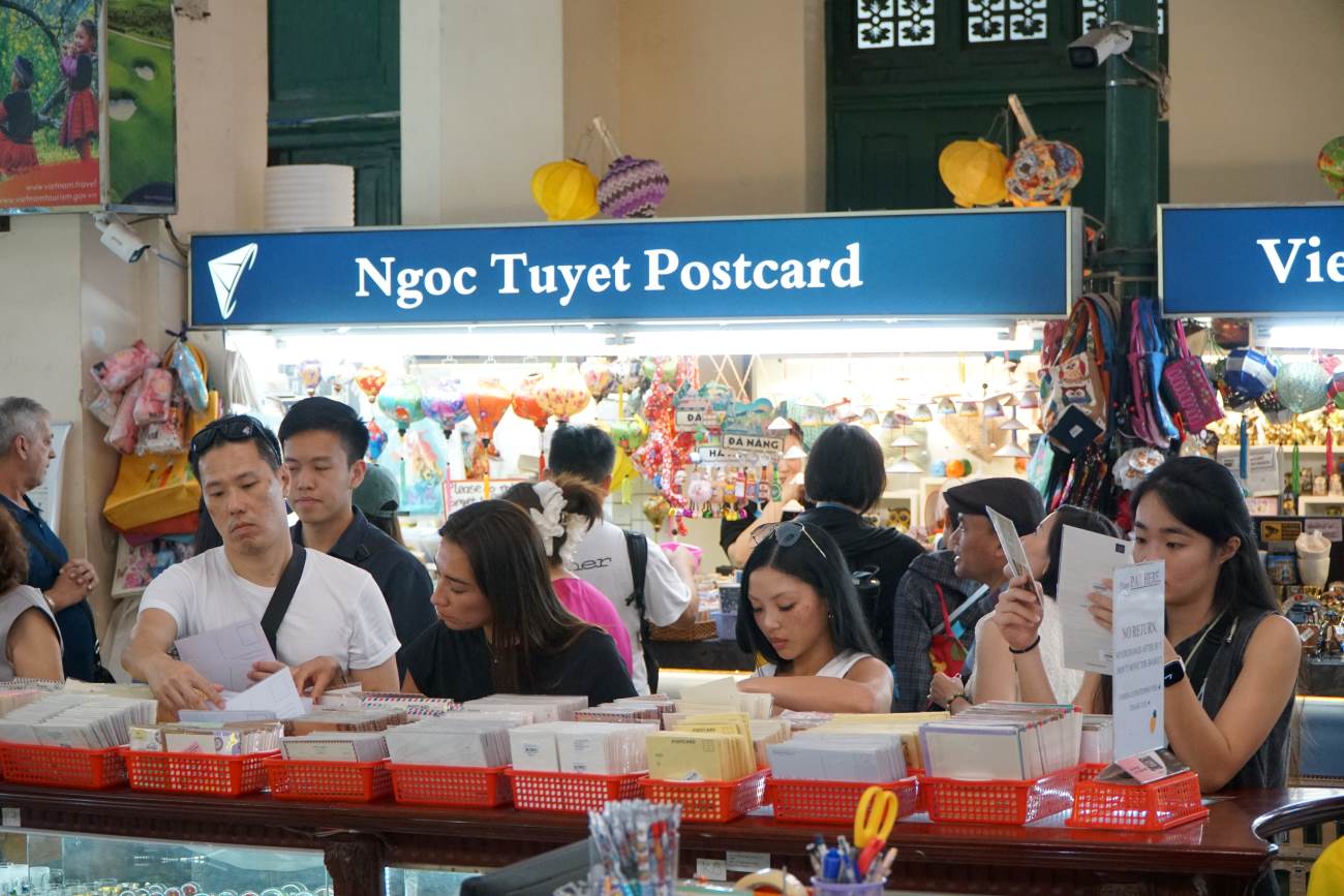 Khách quốc tế tham quan, lựa chọn bưu thiếp tại Bưu điện TPHCM. Ảnh: Thanh Chân