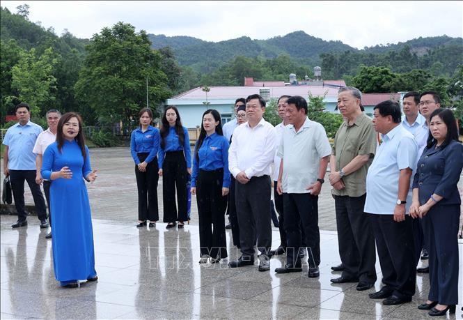 Chủ tịch nước Tô Lâm nghe giới thiệu về Khu Di tích lịch sử quốc gia Nà Tu. Ảnh: Nhan Sáng/TTXVN.