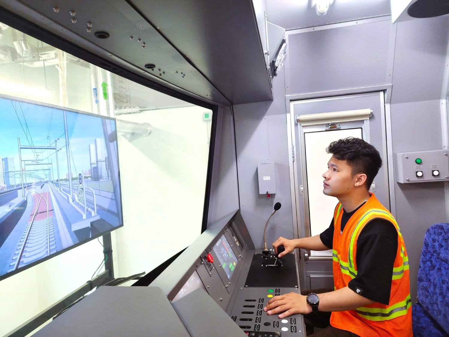 Kỹ thuật viên lái tàu Metro số 1 thực hành trên thiết bị mô phỏng buồng lái. Ảnh: MAUR