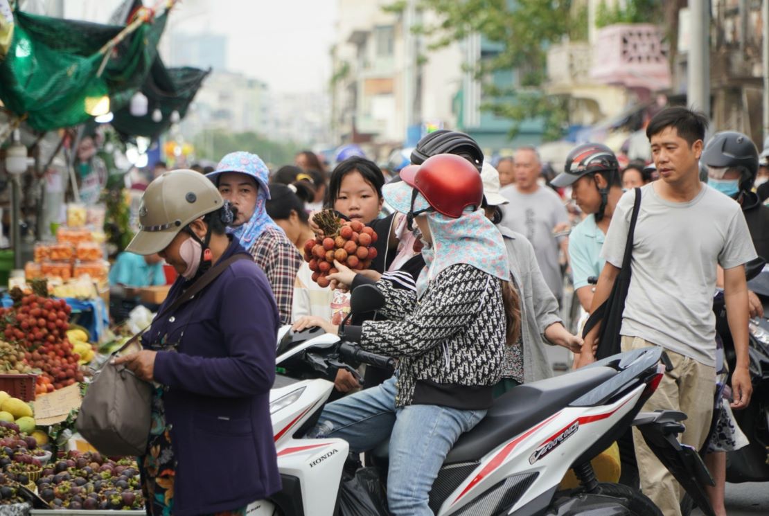 Chiều 9.6, tại đường Nguyễn Văn Của - Bình Đông (Quận 8), nơi diễn ra tuần lễ trái cây “Trên bến dưới thuyền” đang có rất đông người dân đến đây để vui chơi, mua sắm các loại bánh, trái đến từ nhiều vùng miền.