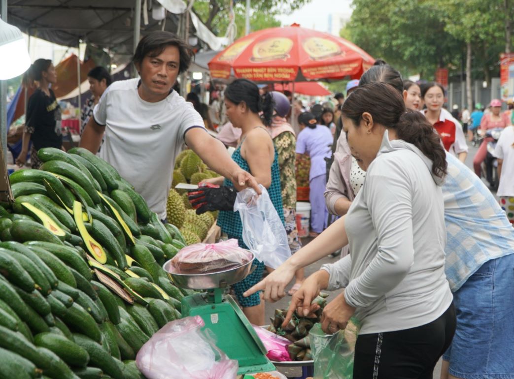 Tại các quầy hàng luôn có đông đúc người dân đứng lựa chọn.