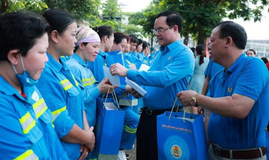 Ủy viên Trung ương Đảng, Chủ tịch Tổng LĐLĐVN Nguyễn Đình Khang tặng quà công nhân vệ sinh môi trường nhân dịp Tháng Công nhân 2024. Ảnh: Hải Nguyễn