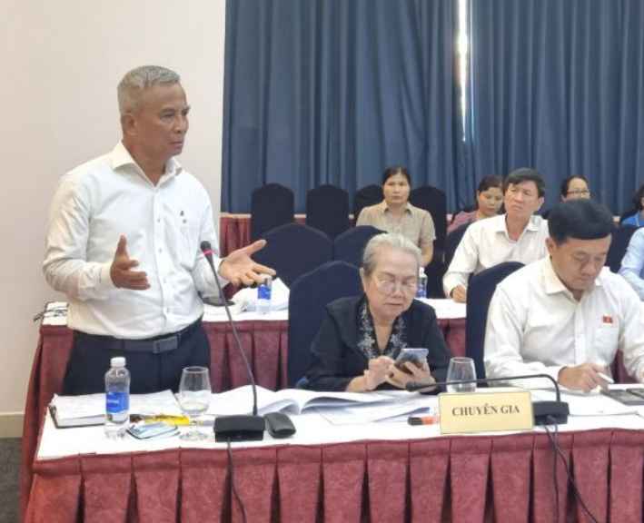 Nguyên Ủy viên T.Ư Đảng, nguyên Chủ tịch Tổng LĐLĐVN Đặng Ngọc Tùng (người đứng) phát biểu góp ý Dự thảo Luật Công đoàn (sửa đổi) do Ủy ban xã hội của Quốc hội tổ chức tại TPHCM. Ảnh: Nam Dương