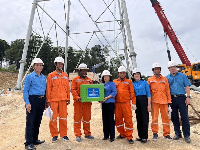 Bà Thái Thu Xương, Đại biểu Quốc hội Khóa XV, Phó Chủ tịch Thường trực Tổng LĐLĐVN tặng quà công nhân. Ảnh: CĐĐLVN