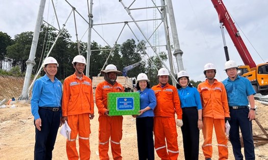 Bà Thái Thu Xương, Đại biểu Quốc hội Khóa XV, Phó Chủ tịch Thường trực Tổng LĐLĐVN tặng quà công nhân. Ảnh: CĐĐLVN