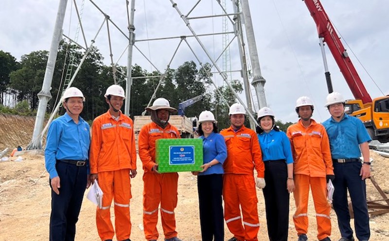 Bà Thái Thu Xương, Đại biểu Quốc hội Khóa XV, Phó Chủ tịch Thường trực Tổng LĐLĐVN tặng quà công nhân. Ảnh: CĐĐLVN