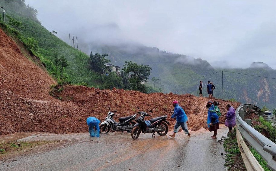 Hàng trăm khối đất đá sạt lở xuống tuyến đường từ Đồng Văn sang huyện Mèo Vạc. Ảnh: Minh Quân.