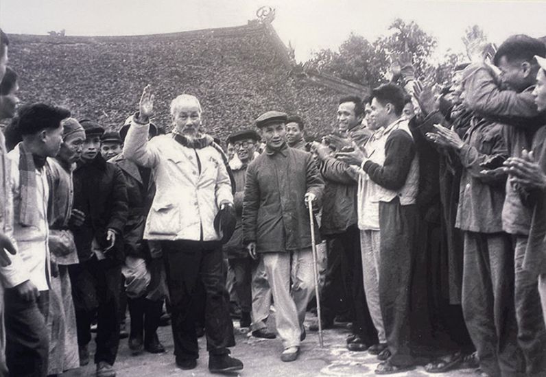 Chủ tịch Hồ Chí Minh thăm hợp tác xã Thắng Lợi, xã Vinh Quang, huyện Thanh Thủy (Phú Thọ), nơi có phong trào thi đua trồng cây, gây rừng trên vùng đất trống, đồi trọc tiêu biểu nhất của miền Bắc, ngày 26.1.1964. Ảnh: Tư liệu