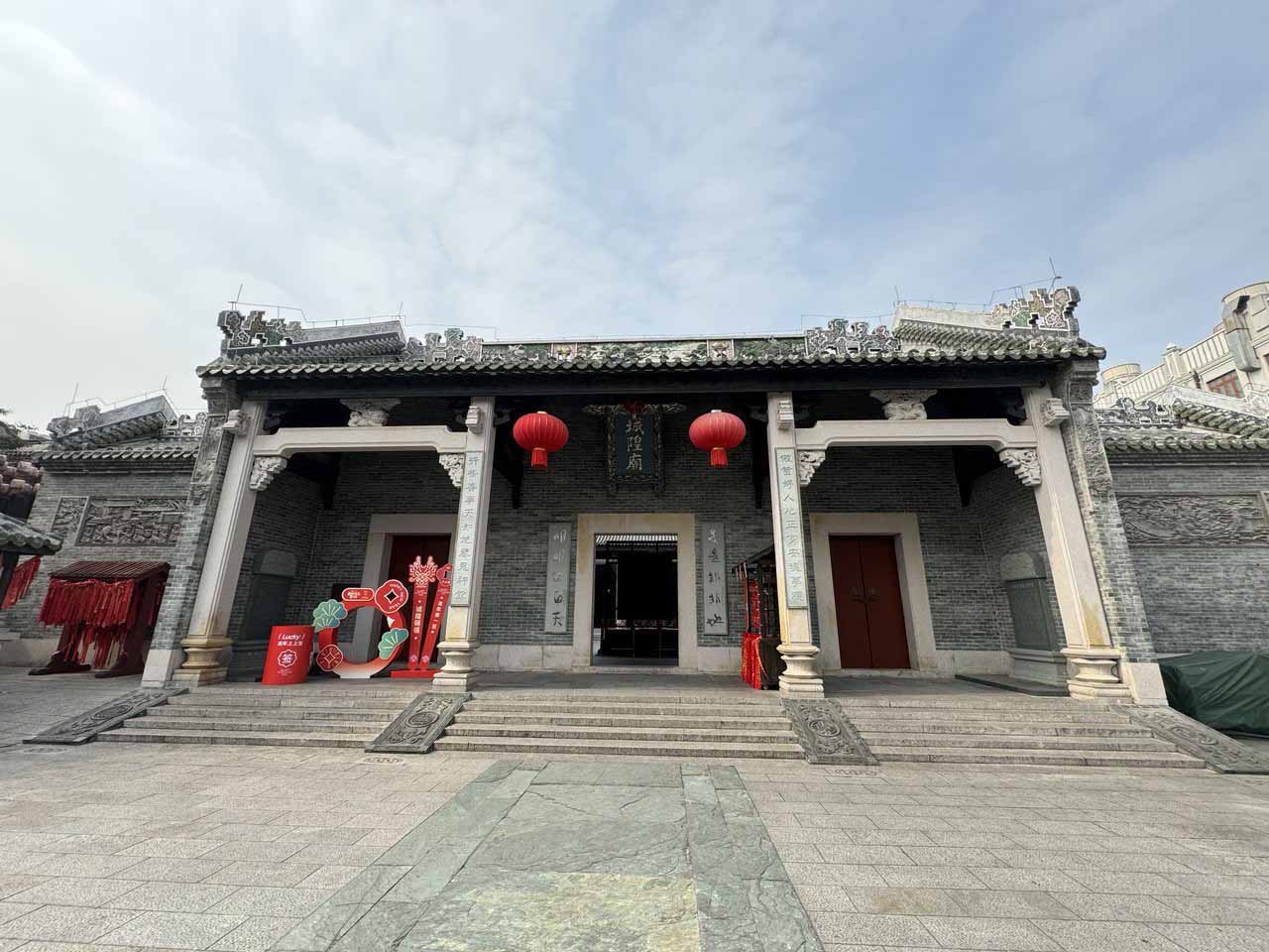 Một công trình kiến trúc tiêu biểu nằm trong khu phố đi bộ.