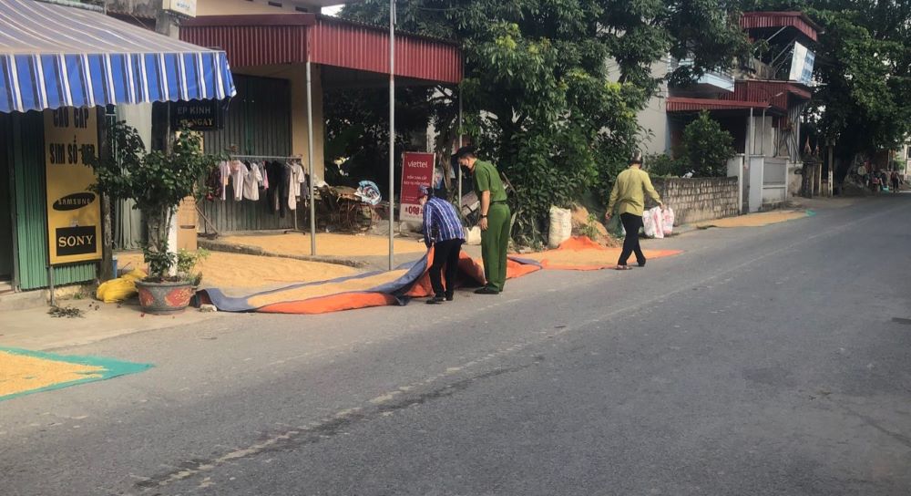 Việc phơi thóc gây cản trở giao thông, nguy cơ mất an toàn giao thông tại huyện Hưng Hà, tỉnh Thái Bình. Ảnh: Nam Hồng