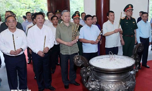 Chủ tịch nước Tô Lâm dâng hương tưởng niệm Đại tướng Võ Nguyên Giáp. Ảnh: Nhan Sáng/TTXVN.