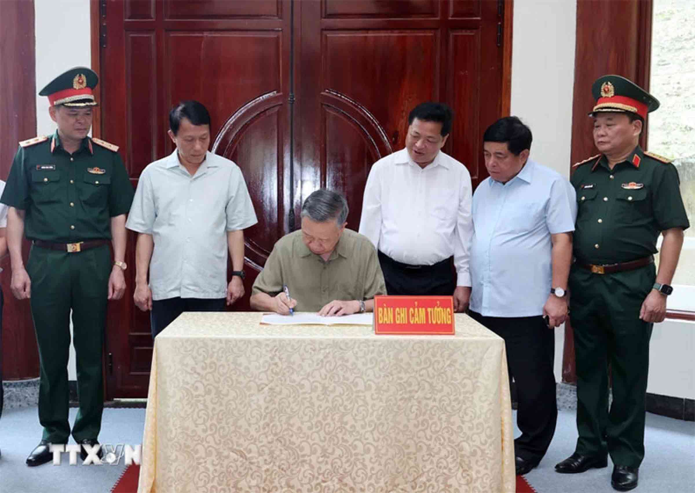 Chủ tịch nước Tô Lâm viết lưu bút tại Khu Di tích Quốc gia đặc biệt rừng Trần Hưng Đạo. Ảnh: TTXVN 