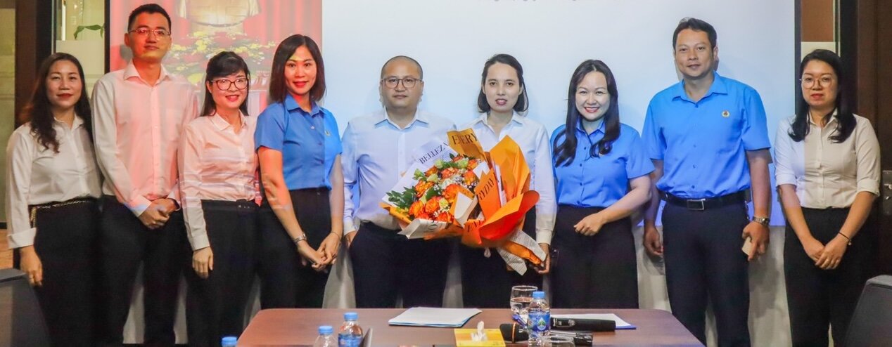 Bà Lê Thị Kim Huệ (thứ 3 từ phải sang) - Chủ tịch Liên đoàn Lao động quận Đống Đa chúc mừng và giao nhiệm vụ cho Công đoàn cơ sở Công ty Cổ phần Dịch vụ thẩm định giá Tràng An. Ảnh: CĐQ